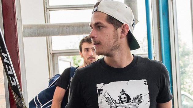 Hokejista David Stach nakonec za Spartu hrát nebude. Hokejista David Stach nakonec za Spartu hrát nebude.