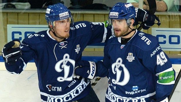 Jakub Petružálek (vpravo) a Marek Kvapil v dresu moskevského Dynama. Jakub Petružálek (vpravo) a Marek Kvapil v dresu moskevského Dynama.