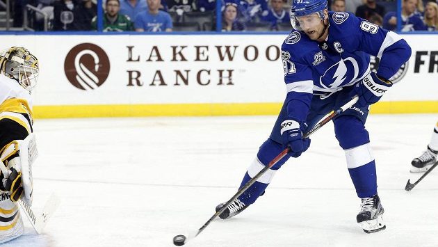 Steven Stamkos (91) z Tampy Bay střílí na brankáře Antti Niemiho (31) z Pittsburghu. Steven Stamkos (91) z Tampy Bay střílí na brankáře Antti Niemiho (31) z Pittsburghu.