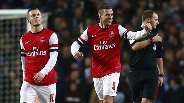 Útočník Arsenalu Lukas Podolski (vpravo) slaví gól proti Coventry ve 4. kole FA Cupu. Útočník Arsenalu Lukas Podolski (vpravo) slaví gól proti Coventry ve 4. kole FA Cupu.