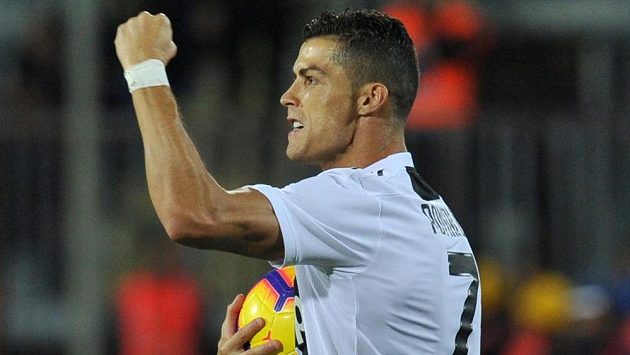 Cristiano Ronaldo se raduje z prvního gólu Juventusu v síti Empoli. Cristiano Ronaldo se raduje z prvního gólu Juventusu v síti Empoli.