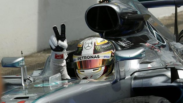 Brit Lewis Hamilton slaví triumf ve Velké ceně Německa. Brit Lewis Hamilton slaví triumf ve Velké ceně Německa.