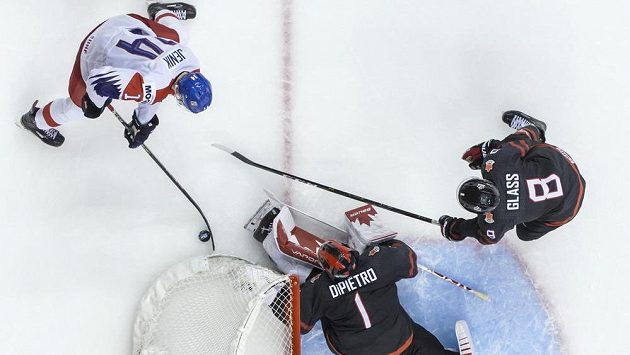 Útočník Jan Jeník ve svém prvním zápase na MS U20 přihrál na jediný český gól. Útočník Jan Jeník ve svém prvním zápase na MS U20 přihrál na jediný český gól.