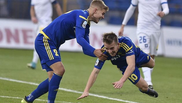 Jihlavští fotbalisté Martin Nový a Jan Záviška slaví gól v síti Liberce. Jihlava vyhrála 3:1 a už není poslední. Jihlavští fotbalisté Martin Nový a Jan Záviška slaví gól v síti Liberce. Jihlava vyhrála 3:1 a už není poslední.