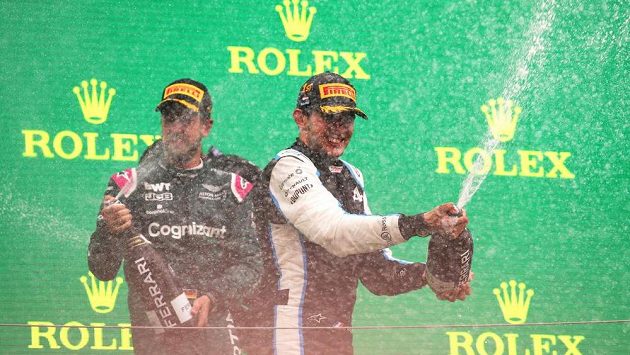 Esteban Ocon z Alpine a Sebastian Vettel z Astonu Martin oslavůjí na pódiu po Velké ceně Maďarska. Esteban Ocon z Alpine a Sebastian Vettel z Astonu Martin oslavůjí na pódiu po Velké ceně Maďarska.