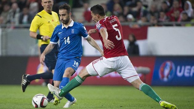 Řek Joannis Fetfatzidis (vlevo) v kvalifikačním zápase s Maďarskem. Vpravo Leandro di Almeida. Řek Joannis Fetfatzidis (vlevo) v kvalifikačním zápase s Maďarskem. Vpravo Leandro di Almeida.