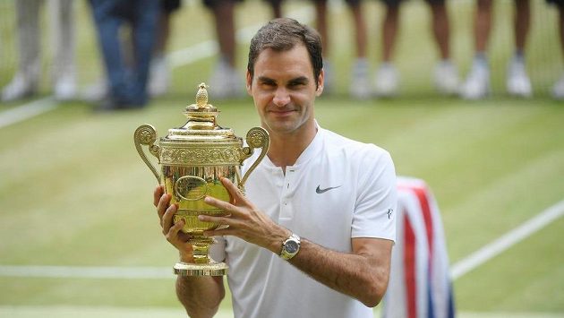 Švýcar Roger Federer pózuje s trofejí po rekordním osmém triumfu ve Wimbledonu. Švýcar Roger Federer pózuje s trofejí po rekordním osmém triumfu ve Wimbledonu.