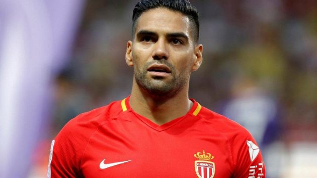 Kolumbijský fotbalový útočník Radamel Falcao přizná španělským úřadům vinu v případu daňového podvodu a zaplatí pokutu 6,9 milionu eur (180 milionů korun). Kolumbijský fotbalový útočník Radamel Falcao přizná španělským úřadům vinu v případu daňového podvodu a zaplatí pokutu 6,9 milionu eur (180 milionů korun).