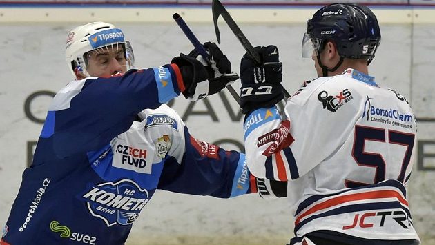 Zleva Tomáš Plekanec z Brna a Rostislav Olesz z Vítkovic. Zleva Tomáš Plekanec z Brna a Rostislav Olesz z Vítkovic.