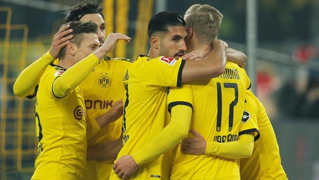 Kanonýr Borussie Dortmund Erling Braut Haaland slaví se spoluhráči vstřelený gól. Kanonýr Borussie Dortmund Erling Braut Haaland slaví se spoluhráči vstřelený gól.