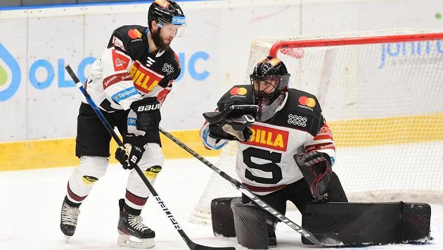 Zleva Jan Piskáček ze Sparty a brankář Sparty Matěj Machovský. Zleva Jan Piskáček ze Sparty a brankář Sparty Matěj Machovský.