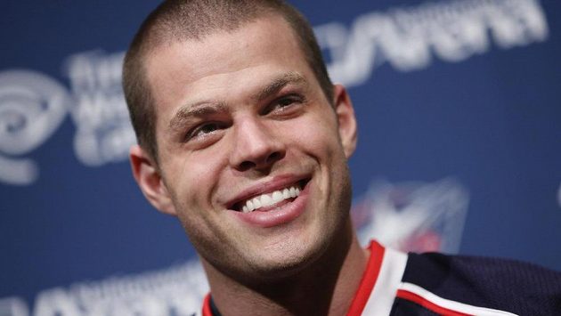 Nathan Horton po podpisu smlouvy s Columbusem. Nathan Horton po podpisu smlouvy s Columbusem.