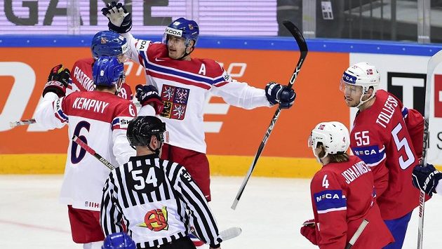 Michal Kempný, David Pastrňák a Roman Červenka se radují z prvního českého gólu. Vpravo jsou Norové Ole-Kristian Tollefsen a Johannes Johannesen. Michal Kempný, David Pastrňák a Roman Červenka se radují z prvního českého gólu. Vpravo jsou Norové Ole-Kristian Tollefsen a Johannes Johannesen.