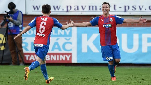 Plzeňský útočník Stanislav Tecl oslavuje druhý gól během utkání 11. kola Synot ligy v Mladé Boleslavi. Plzeňský útočník Stanislav Tecl oslavuje druhý gól během utkání 11. kola Synot ligy v Mladé Boleslavi.
