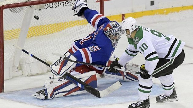 Jason Spezza překonává v nájezdu Ondřeje Pavelce v brance New York Rangers a střílí vítězný gól Dallasu. Jason Spezza překonává v nájezdu Ondřeje Pavelce v brance New York Rangers a střílí vítězný gól Dallasu.
