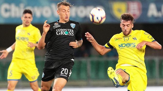 Fotbalistům Chieva Verona hrozil odpočet 15 bodů za podvody v účetnictví. Fotbalistům Chieva Verona hrozil odpočet 15 bodů za podvody v účetnictví.