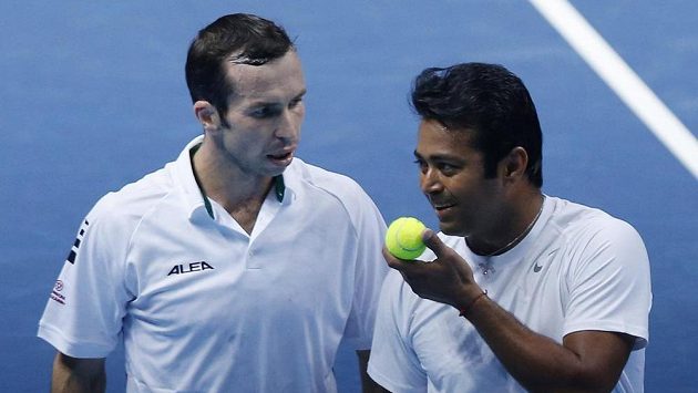Ind Leander Paes a Radek Štěpánek (vlevo) během deblu s rakousko-brazilským párem Alexander Peya a Bruno Soares. Ind Leander Paes a Radek Štěpánek (vlevo) během deblu s rakousko-brazilským párem Alexander Peya a Bruno Soares.