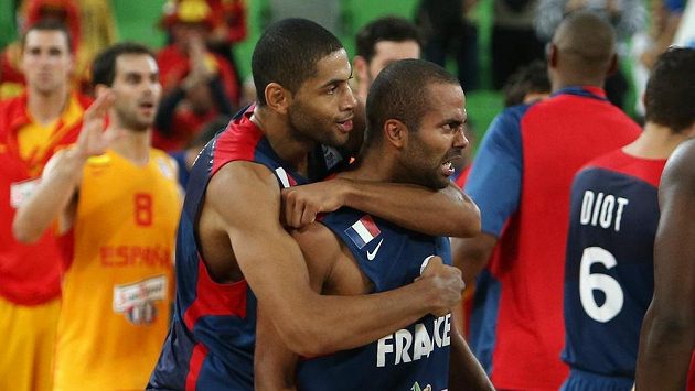 Francouzští basketbalisté oslavují ve vítězném semifinálovém utkání proti Španělsku. Na snímku Nicolas Batum (vlevo) a Tony Parker. Francouzští basketbalisté oslavují ve vítězném semifinálovém utkání proti Španělsku. Na snímku Nicolas Batum (vlevo) a Tony Parker.