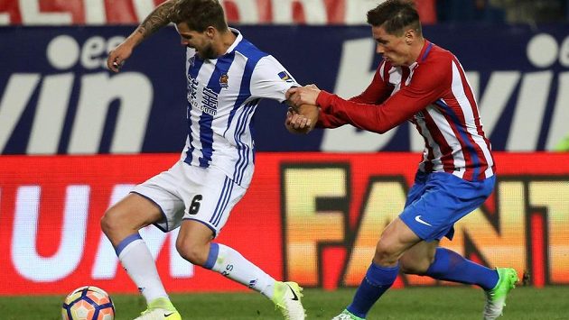 Fotbalisté Atlétika Madrid ve 30. kole španělské ligy doma zdolali San Sebastian 1:0, zvítězili popáté za sebou a upevnili si třetí místo v tabulce. Fotbalisté Atlétika Madrid ve 30. kole španělské ligy doma zdolali San Sebastian 1:0, zvítězili popáté za sebou a upevnili si třetí místo v tabulce.