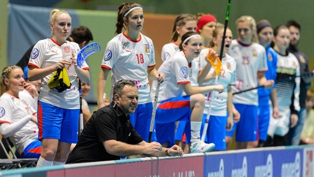 Marně burcoval kouč Sascha Rhyner české hráčky v závěru semifinále se Švýcarskem. Marně burcoval kouč Sascha Rhyner české hráčky v závěru semifinále se Švýcarskem.