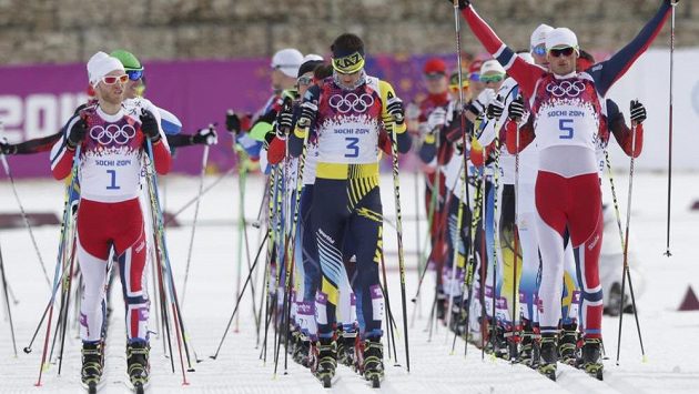 Běžci na lyžích v olympijském závodě. Běžci na lyžích v olympijském závodě.
