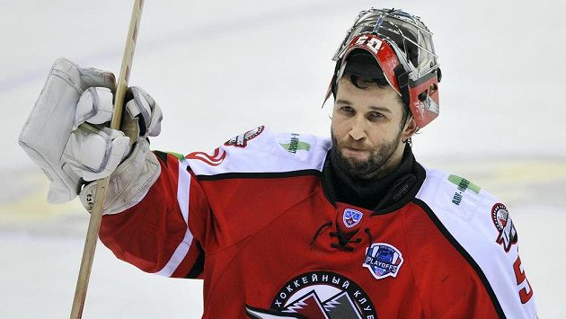 Brankář Doněcku Ján Laco zdraví v bratislavské hale diváky na konci zápasu, v němž vychytal vítězství nad Lvem. Brankář Doněcku Ján Laco zdraví v bratislavské hale diváky na konci zápasu, v němž vychytal vítězství nad Lvem.