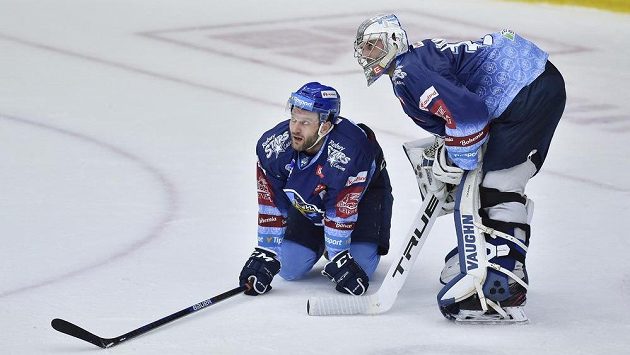 Zachráníme se v extralize? Zleva Michal Barinka a brankář Lukáš Cikánek z Kladna po čtvrtém inkasovaném gólu v Liberci. Zachráníme se v extralize? Zleva Michal Barinka a brankář Lukáš Cikánek z Kladna po čtvrtém inkasovaném gólu v Liberci.