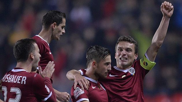 Fotbalisté Sparty se radují z branky Lukáše Váchy (druhý zprava) v derby se Slavií Fotbalisté Sparty se radují z branky Lukáše Váchy (druhý zprava) v derby se Slavií