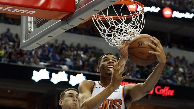 Basketbalista Phoenixu Suns Elie Okobo (2) zakončuje útočnou akci týmu Suns. V sezoně se Phoenixu nedařilo a odnesl to vyhazovem evropský kouč Igor Kokoškov. Basketbalista Phoenixu Suns Elie Okobo (2) zakončuje útočnou akci týmu Suns. V sezoně se Phoenixu nedařilo a odnesl to vyhazovem evropský kouč Igor Kokoškov.