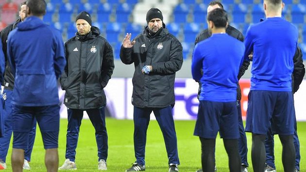 Trenér Nenad Bjelica (uprostřed)diriguje své svěřence Trenér Nenad Bjelica (uprostřed)diriguje své svěřence