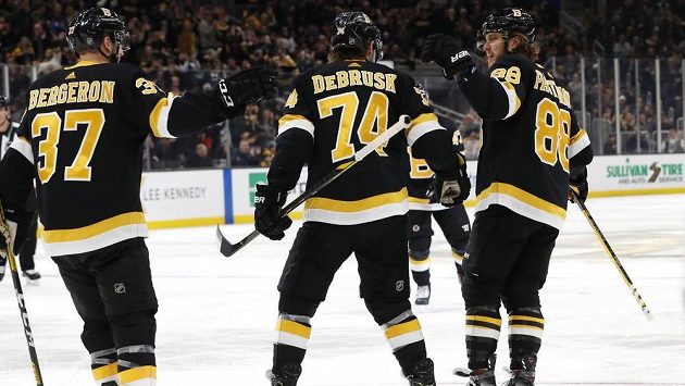 Útočník Bostonu David Pastrňák (88) slaví se spoluhráči Jakem DeBruskem (74) a Patricem Bergeronem (37) gól proti Edmontonu. Útočník Bostonu David Pastrňák (88) slaví se spoluhráči Jakem DeBruskem (74) a Patricem Bergeronem (37) gól proti Edmontonu.