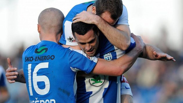 Autor prvního gólu Lukáš Magera z Mladé Boleslavi (uprostřed) a jeho spoluhráči Martin Nešpor (vlevo) a Jan Kysela. Autor prvního gólu Lukáš Magera z Mladé Boleslavi (uprostřed) a jeho spoluhráči Martin Nešpor (vlevo) a Jan Kysela.