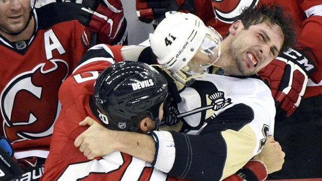 Útočník New Jersey Jordin Tootoo (vlevo) v potyčce s obráncem Pittsburghu Robertem Bortuzzem. Útočník New Jersey Jordin Tootoo (vlevo) v potyčce s obráncem Pittsburghu Robertem Bortuzzem.