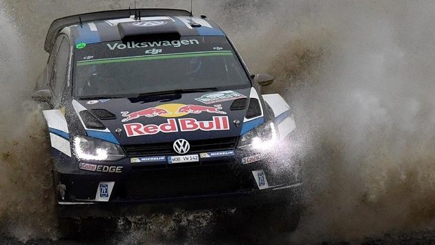 Mistr světa Sébastien Ogier na trati Britské rallye. Mistr světa Sébastien Ogier na trati Britské rallye.