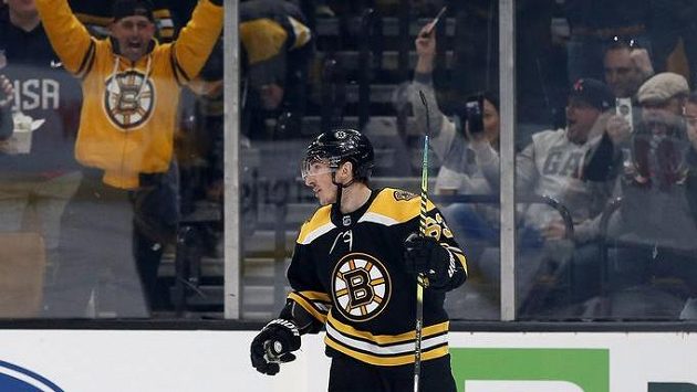 Levé křídlo Bostonu Bruins Brad Marchand slaví gól do sítě Ottawy. Levé křídlo Bostonu Bruins Brad Marchand slaví gól do sítě Ottawy.