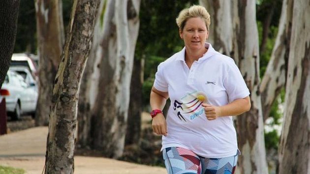Nina Jakinsová z australského Queenslandu chce uběhnout za třináct dnů třináct maratónů. Nina Jakinsová z australského Queenslandu chce uběhnout za třináct dnů třináct maratónů.
