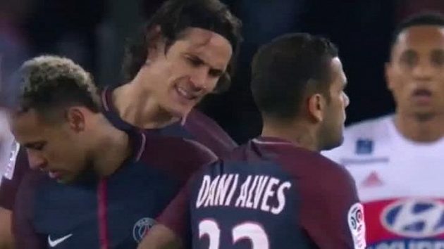 Do rivality mezi Cavanim a Neymarem se vložil i Dani Alves. Do rivality mezi Cavanim a Neymarem se vložil i Dani Alves.