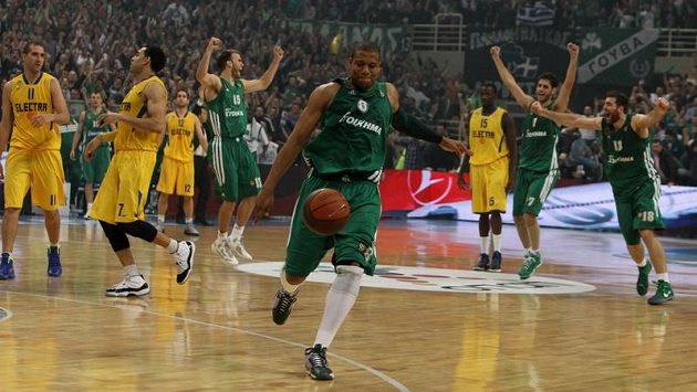 Basketbalisté Panathinaikosu Atény se radují z vítězství nad Maccabi Tel Aviv. Basketbalisté Panathinaikosu Atény se radují z vítězství nad Maccabi Tel Aviv.