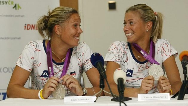 Stříbrné olympijské deblistky Lucie Hradecká (vlevo) a Andrea Hlaváčková mají další důvod k úsměvu - v Cincinnati na ně žádný pár nestačil. Stříbrné olympijské deblistky Lucie Hradecká (vlevo) a Andrea Hlaváčková mají další důvod k úsměvu - v Cincinnati na ně žádný pár nestačil.