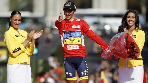 "Pistolník" Alberto Contador se raduje z triumfu na Vueltě. "Pistolník" Alberto Contador se raduje z triumfu na Vueltě.
