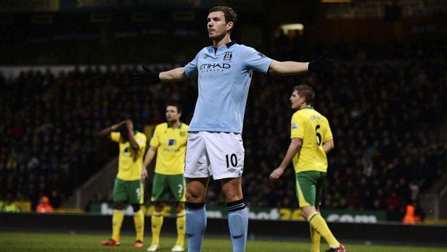 Edin Džeko se raduje po jedné ze svých tref do sítě Norwiche. Edin Džeko se raduje po jedné ze svých tref do sítě Norwiche.