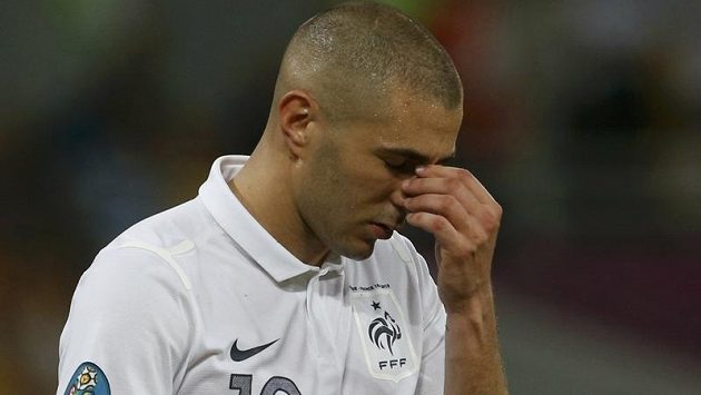 Zklamaný francouzský střelec Karim Benzema po prohře se Švédy Zklamaný francouzský střelec Karim Benzema po prohře se Švédy