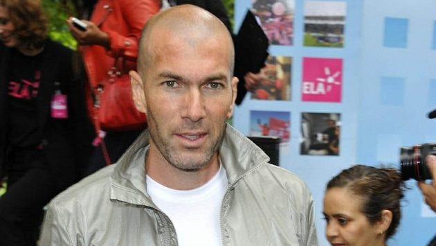 Legendární fotbalista Zinedine Zidane brzy získá profesionální trenérskou licenci. Legendární fotbalista Zinedine Zidane brzy získá profesionální trenérskou licenci.