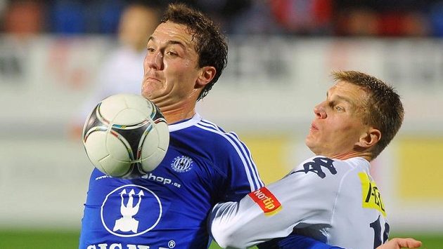 Obránce Slovácka Radek Mezlík (vpravo) a olomoucký útočník Martin Doležal. Obránce Slovácka Radek Mezlík (vpravo) a olomoucký útočník Martin Doležal.