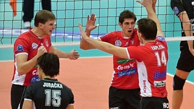 Volejbalisté Jihostroje České Budějovice v utkání s Berlínem. Zleva Radek Mach, David Juračka, Peter Pláteník a Petr Zapletal z Jihostroje. Volejbalisté Jihostroje České Budějovice v utkání s Berlínem. Zleva Radek Mach, David Juračka, Peter Pláteník a Petr Zapletal z Jihostroje.