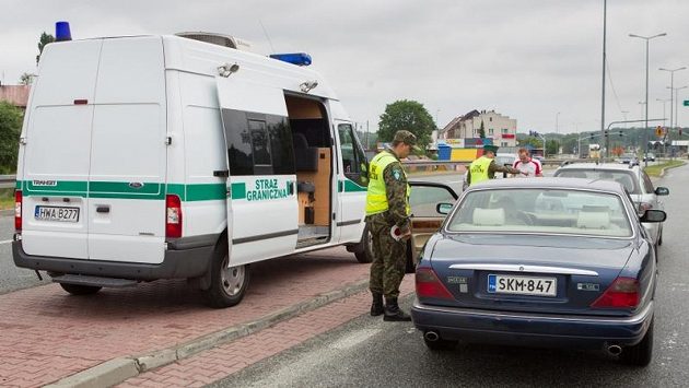 Na hraničním přechodu Bohumín - Chalupki začali od pondělí polští celníci provádět namátkové kontroly řidičů. Na hraničním přechodu Bohumín - Chalupki začali od pondělí polští celníci provádět namátkové kontroly řidičů.