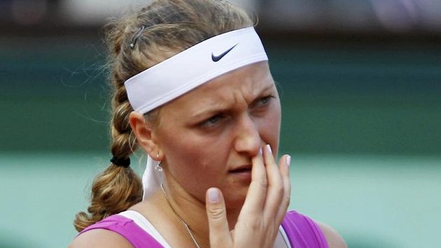 Ztrápený výraz Petry Kvitové během zápasu s Marií Šarapovovou. Ztrápený výraz Petry Kvitové během zápasu s Marií Šarapovovou.