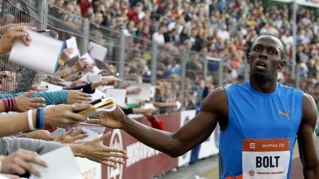 Usain Bolt zdraví diváky během Zlaté tretry v Ostravě. Usain Bolt zdraví diváky během Zlaté tretry v Ostravě.