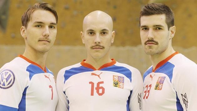 Český tým bude na mistrovství světa spoléhat i na trio "sňatkových podvodníků." Do akce Movember se zapojili (zleva) Milan Tomašík, Milan Garčar a Jan Jelínek. Český tým bude na mistrovství světa spoléhat i na trio "sňatkových podvodníků." Do akce Movember se zapojili (zleva) Milan Tomašík, Milan Garčar a Jan Jelínek.