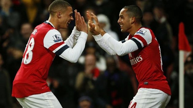 Fotbalisté Arsenalu Theo Walcott (vpravo) a Kieran Gibbs oslavují gól proti Newcastlu. Fotbalisté Arsenalu Theo Walcott (vpravo) a Kieran Gibbs oslavují gól proti Newcastlu.